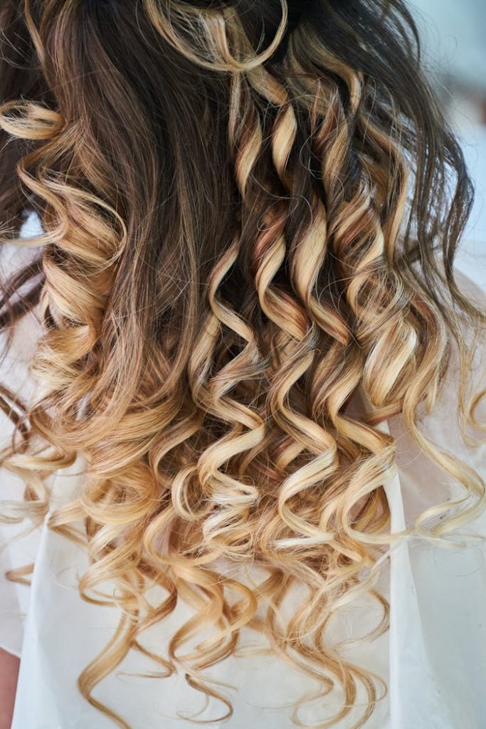 photo-of-hairstyle-3065207 Close-up of elegant blonde curls showcasing detailed hairstyle design.